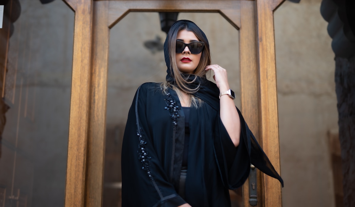 عباية حرير مطرزة